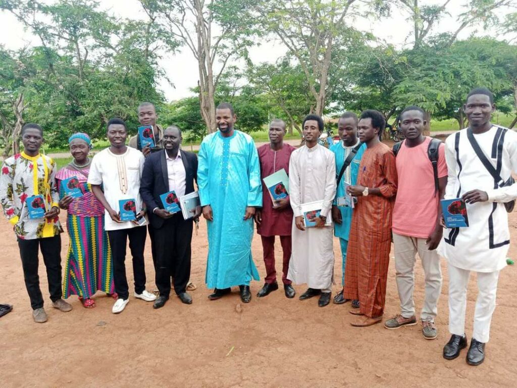 Article : Assana Brahim présente sa pièce théâtrale  »Alim. Dans la prison enchantée de la passion »